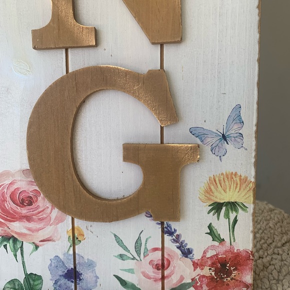 Spring decoration bundle.  2 wooden signs, 2 ceramic bunnies, 2 kitchen towels. - Picture 6 of 8